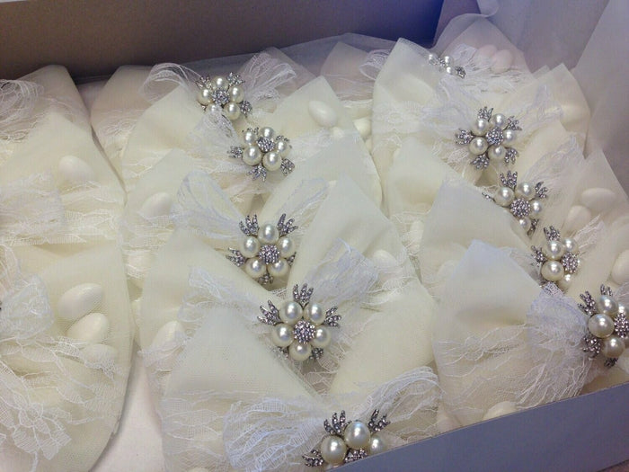 Brooch envelope favor