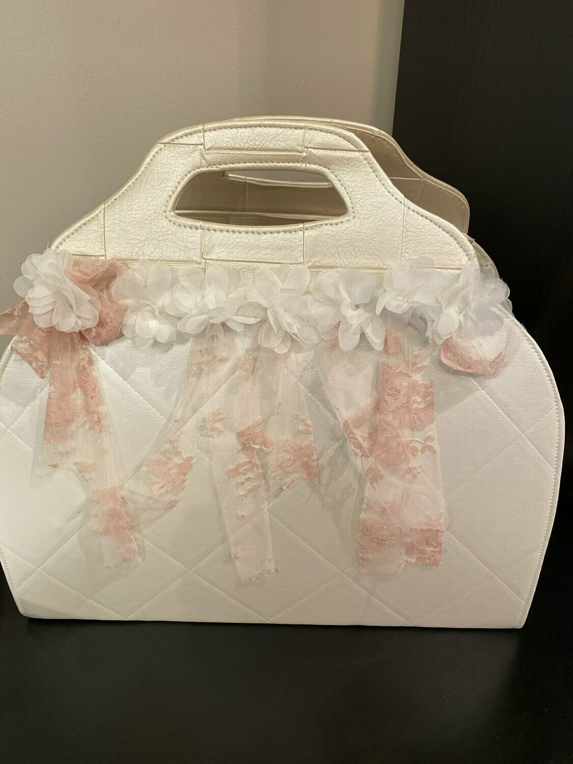 Vintage lace detailed bag